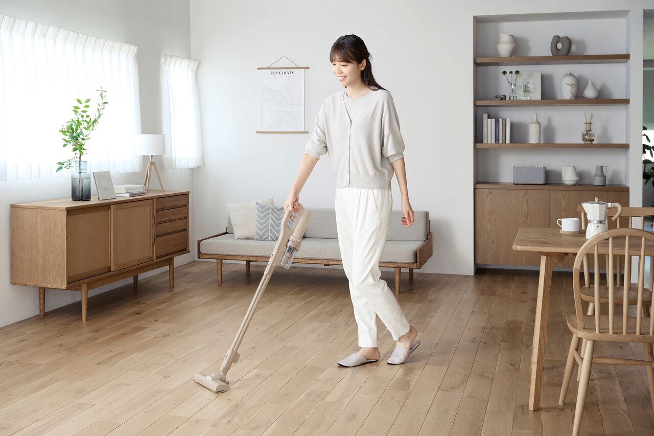 アイリスオーヤマのサイクロンクリーナーを持つ女性