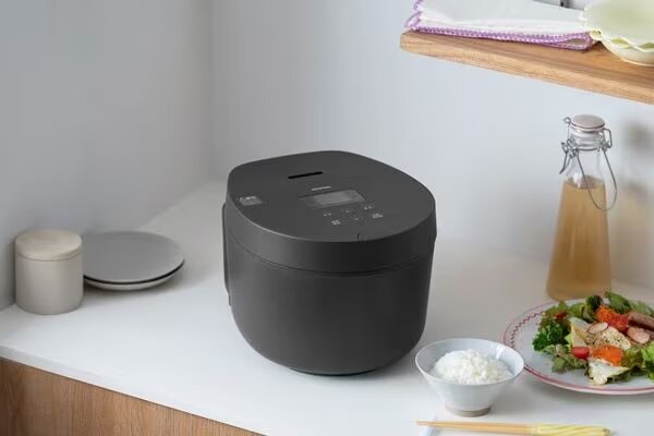 キッチンに置かれたアイリスオーヤマの黒い炊飯器