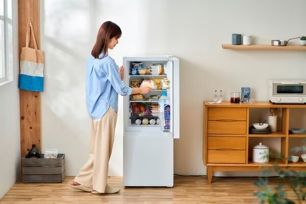 アイリスオーヤマの冷蔵庫から食材を取り出す女性