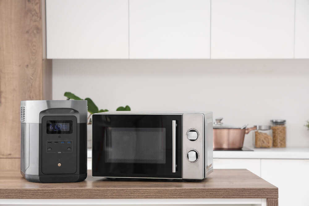 キッチンに置かれた電子レンジ