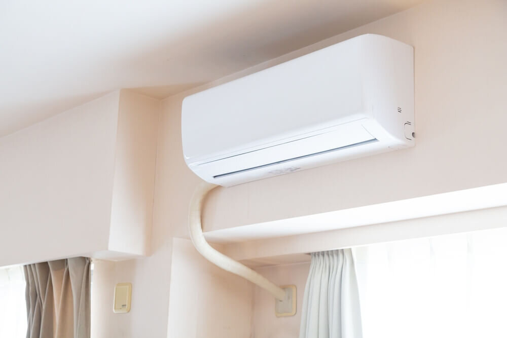 部屋に取り付けられた白いエアコン