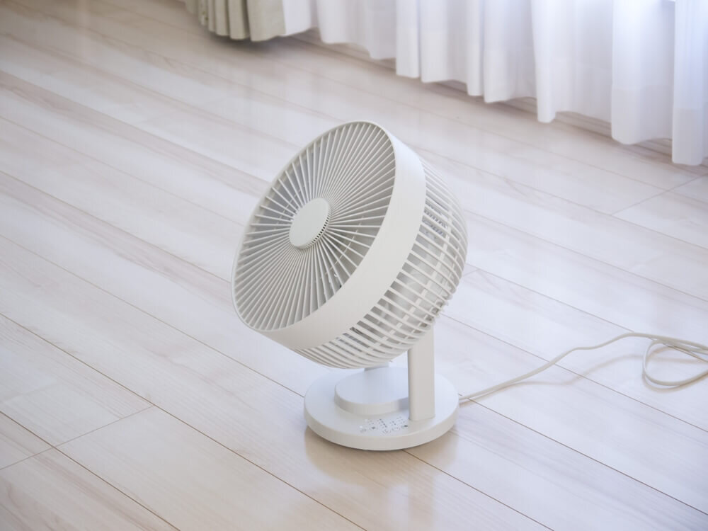 床に置かれたサーキュレーター