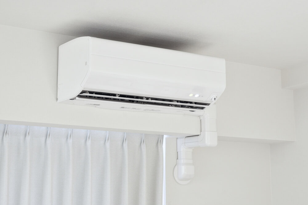 壁に取り付けられたエアコン