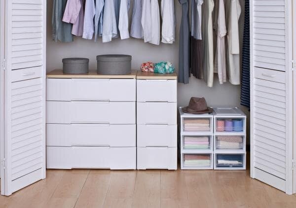 クローゼットの中に置かれたアイリスオーヤマの収納ケース