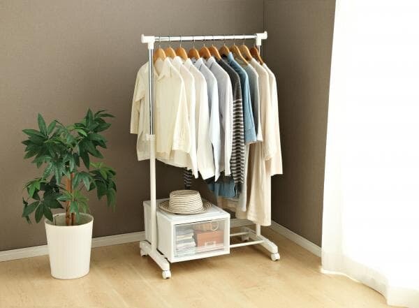 ハンガーラックの下に置かれたアイリスオーヤマの収納ケース