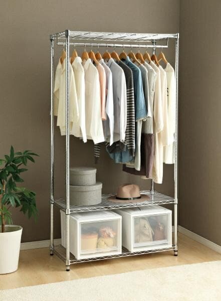 ハンガーラックの下に置かれたアイリスオーヤマの収納ケース