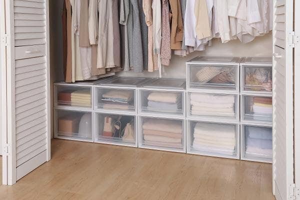 クローゼットの中に置かれたアイリスオーヤマの収納ケース