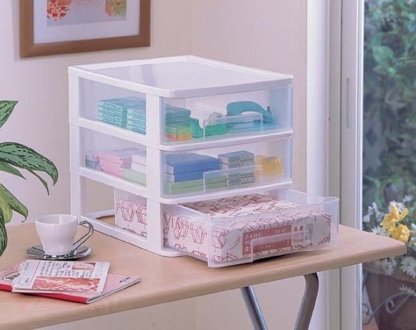 机の上に置かれたアイリスオーヤマのテーブルチェスト