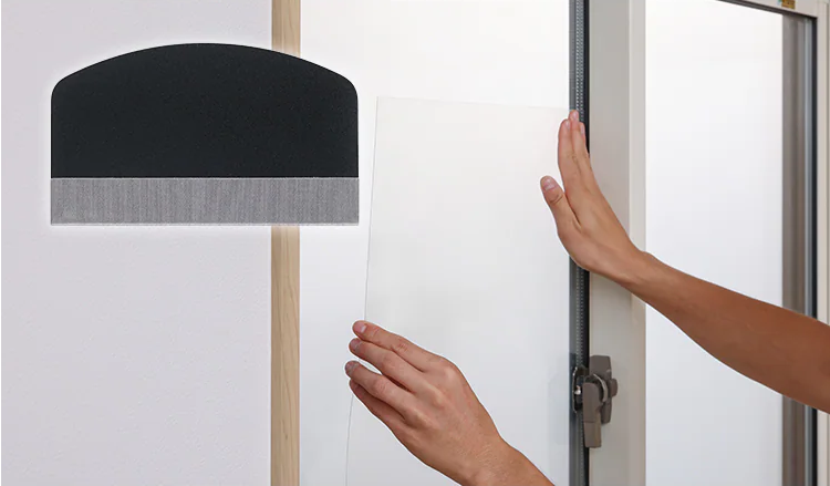 防犯フィルムを貼る人の手