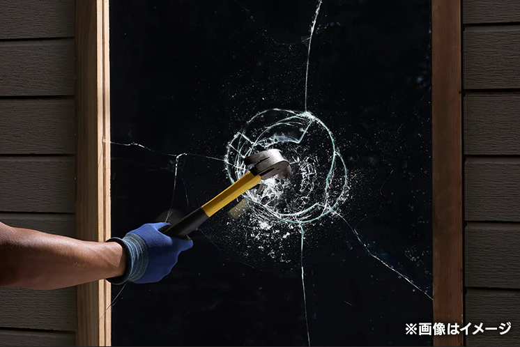 ハンマーでガラスを破る人の手