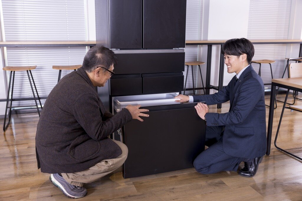 冷凍庫を開ける栗山さんと高橋さん