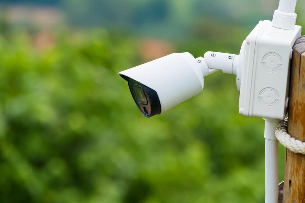 屋外に設置された防犯カメラ