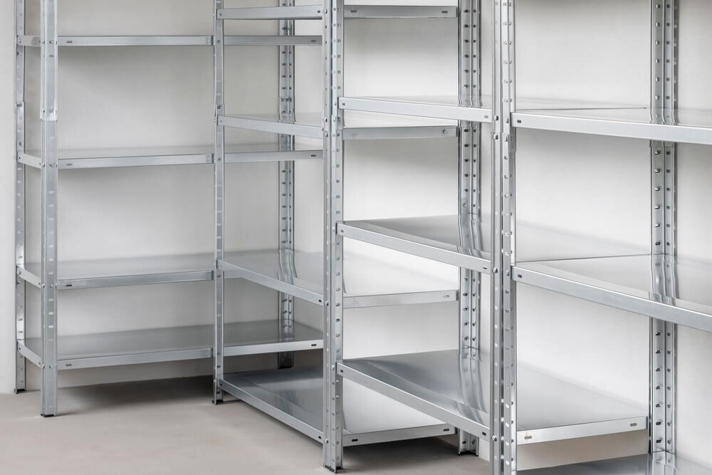 たくさん並んだ空のスチールラック