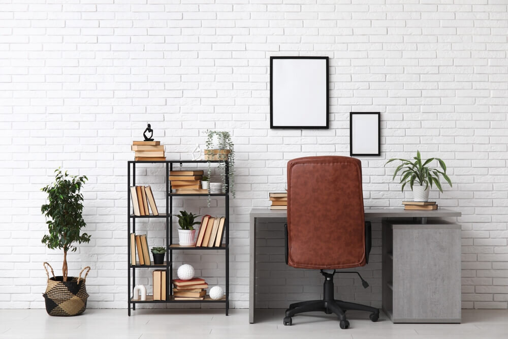 本がたくさん入った棚とデスク