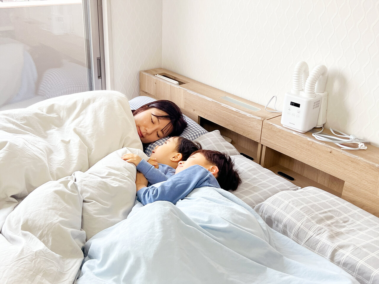 快適なふとんで寝る親子