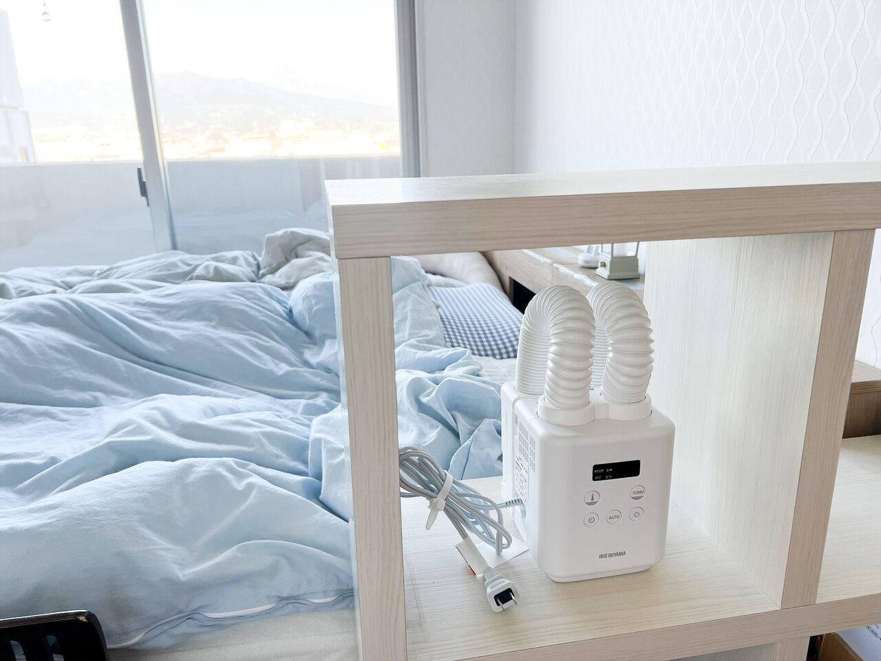 ベッドサイドのふとん乾燥機