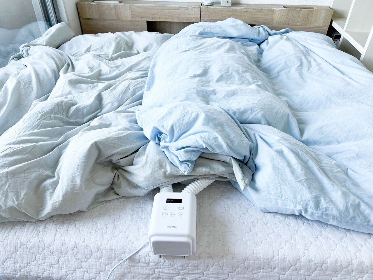 2枚の布団をあたためる様子