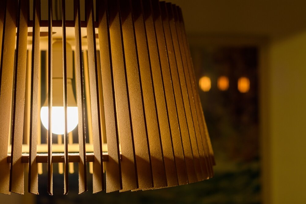 モダンな照明の中で光る電球