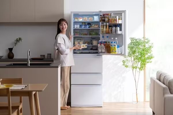 冷蔵庫から食材を取り出す女性