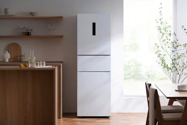 キッチンに置かれた白い冷蔵庫
