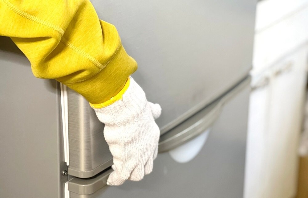 冷蔵庫を運ぶ様子