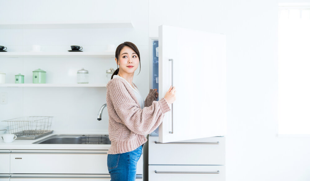 冷蔵庫を開ける女性