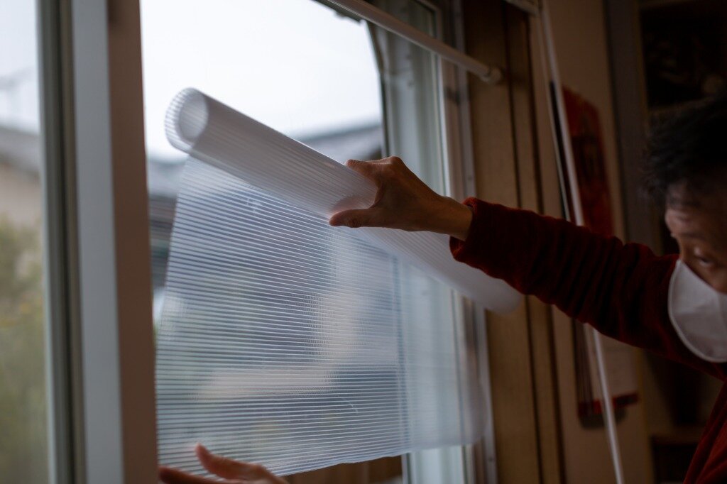 窓にフィルムを貼る人