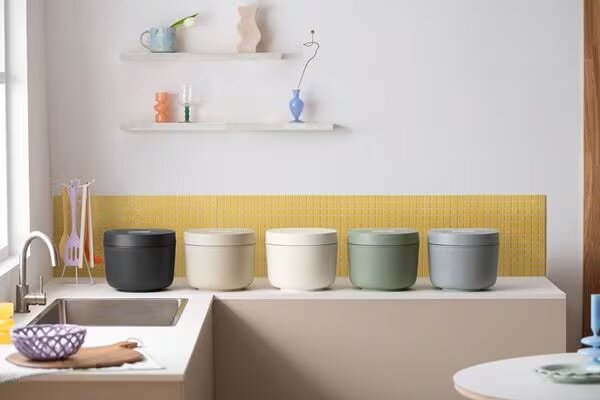 カウンターに置かれたカラフルな炊飯器