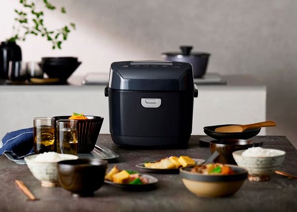 食卓に置かれたブラックの炊飯器