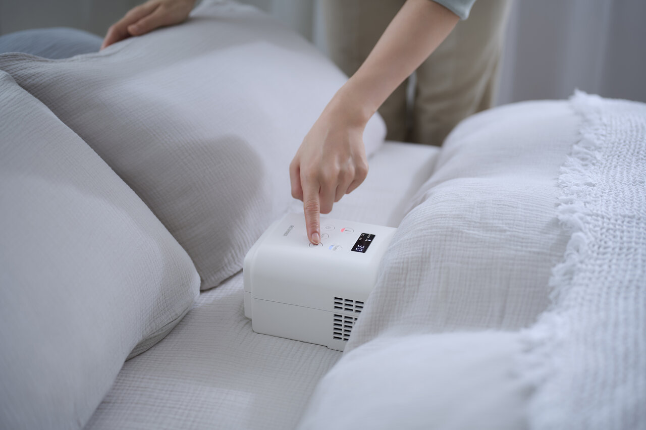 パネルを操作する女性