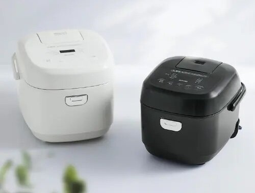 白背景になじむアイリスオーヤマの炊飯器