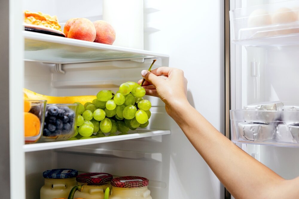 冷蔵庫の食材を取る女性