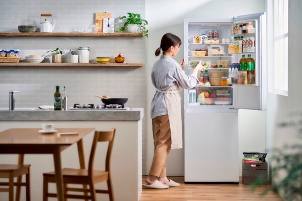 冷蔵庫で食材を取ろうとする女性