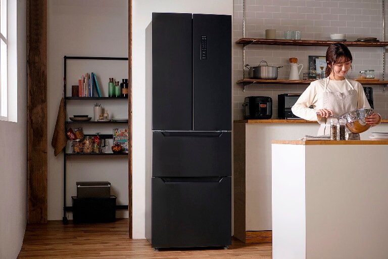 台所に設置された黒い冷蔵庫