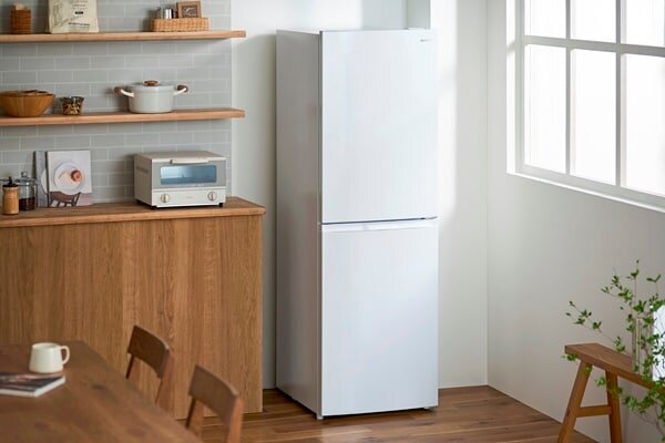 台所に設置された白い冷蔵庫