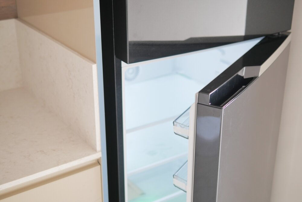食材の入っていない空の冷蔵庫