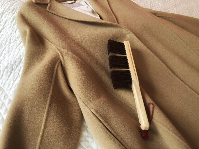 ブラシが置かれたコート