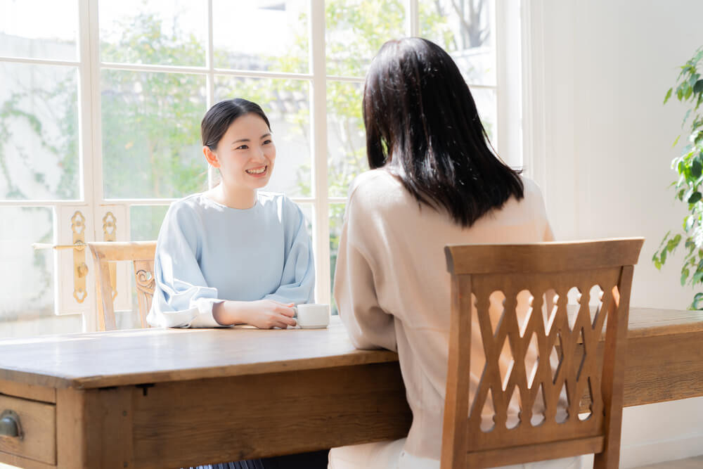 話をする二人の女性