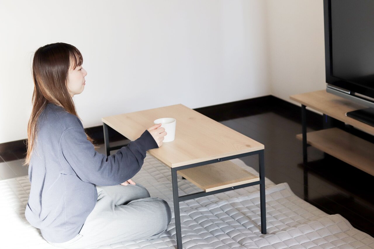 センターテーブルでくつろぐ女性