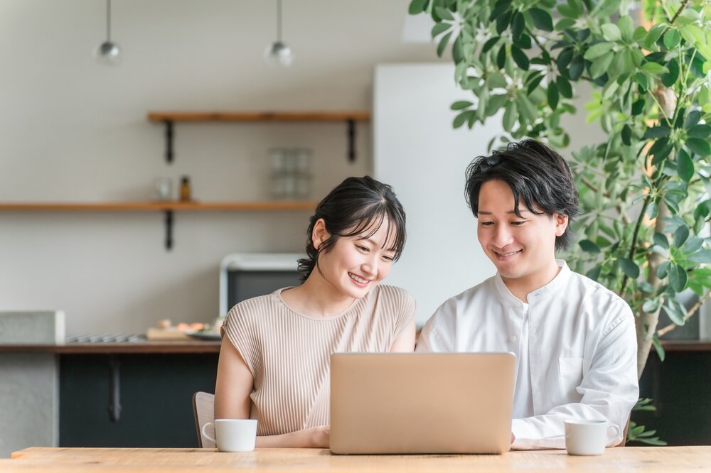 ネットで冷蔵庫を選ぶカップル