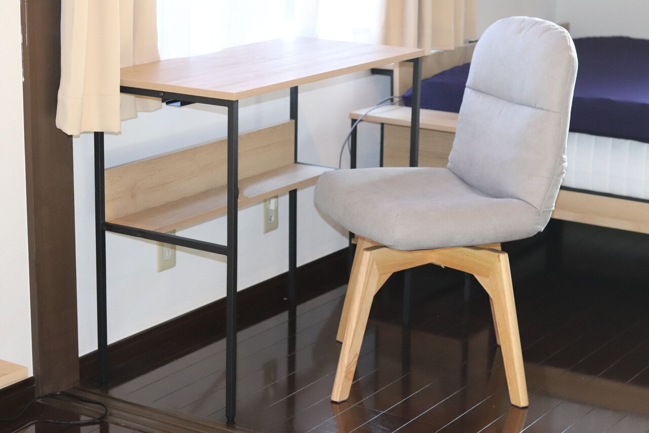 デスク、サイドテーブル、チェア