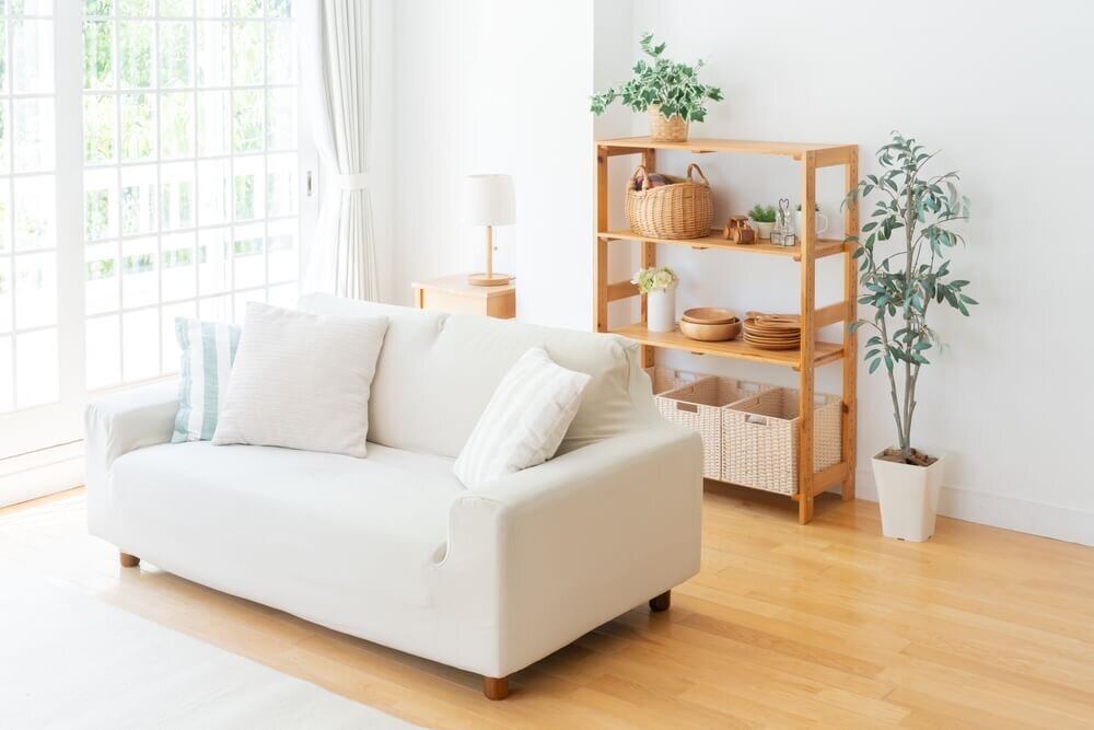 窓辺に置かれたソファと棚