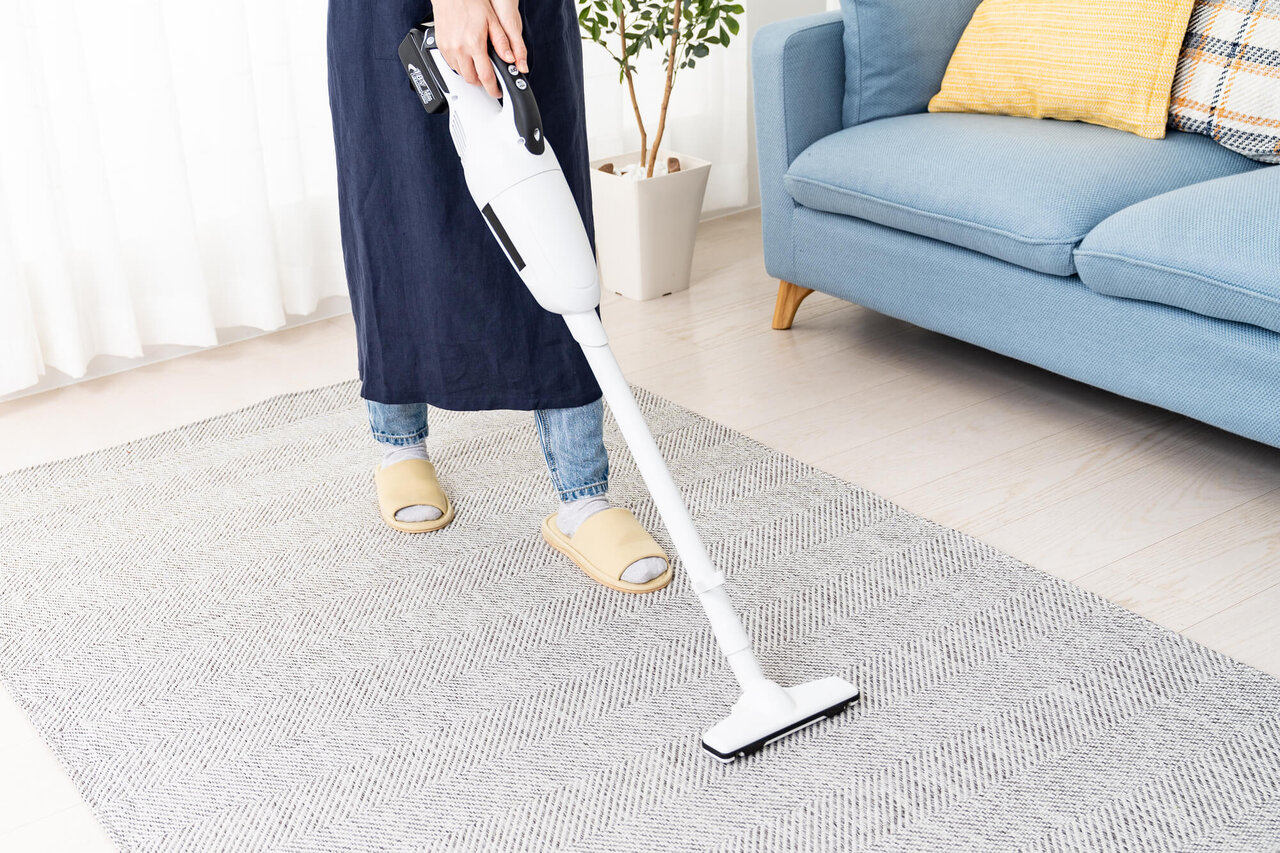 掃除機を使う女性