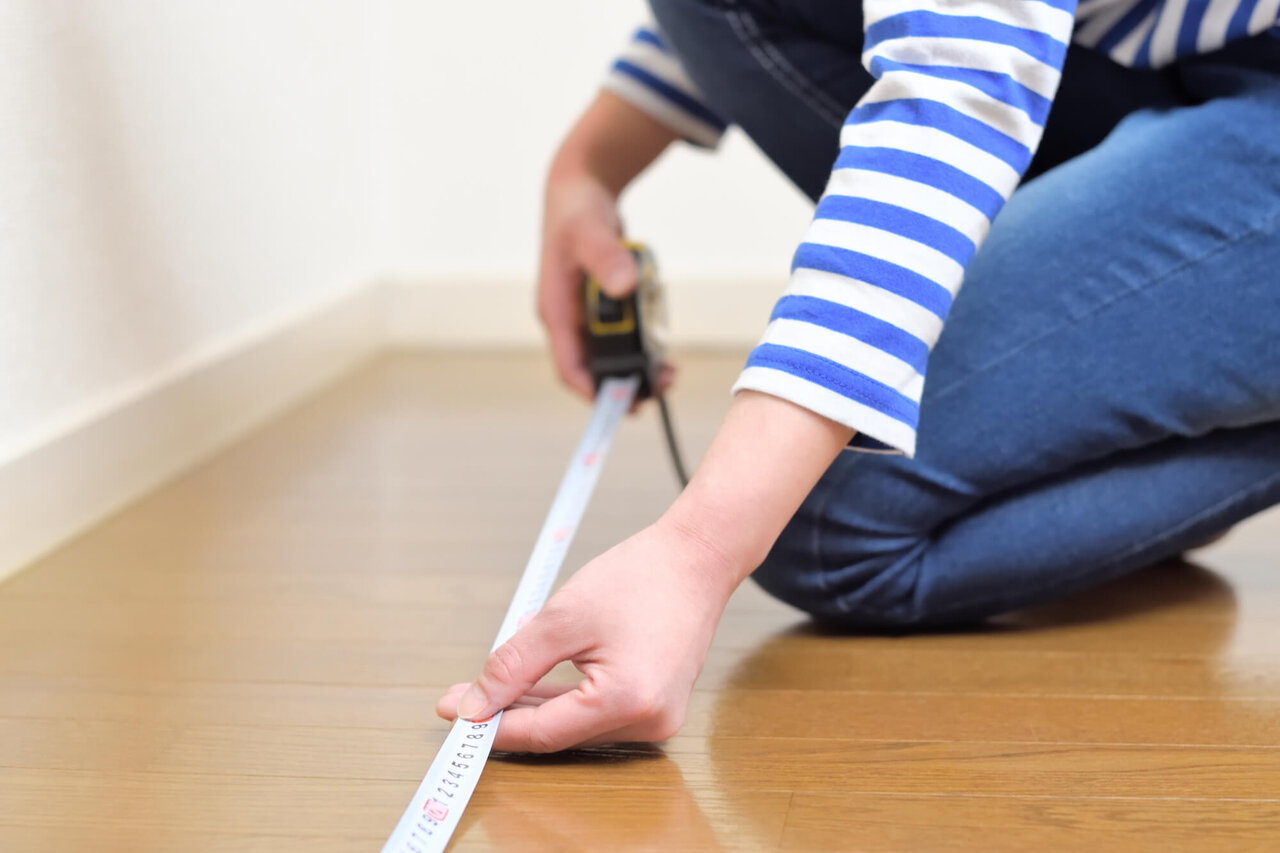 床の長さを測る人