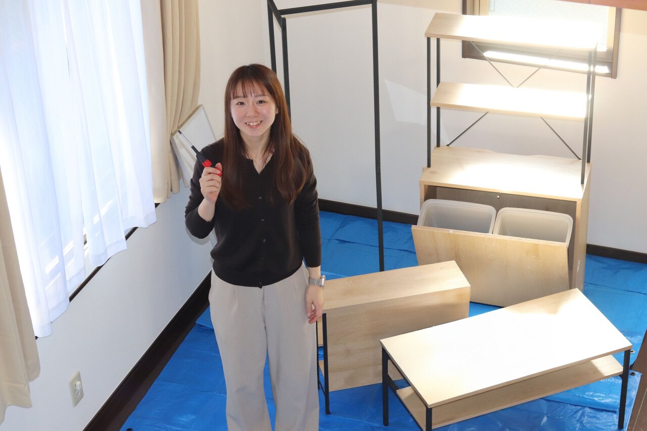 アイリスオーヤマの家具を組み立てる女性