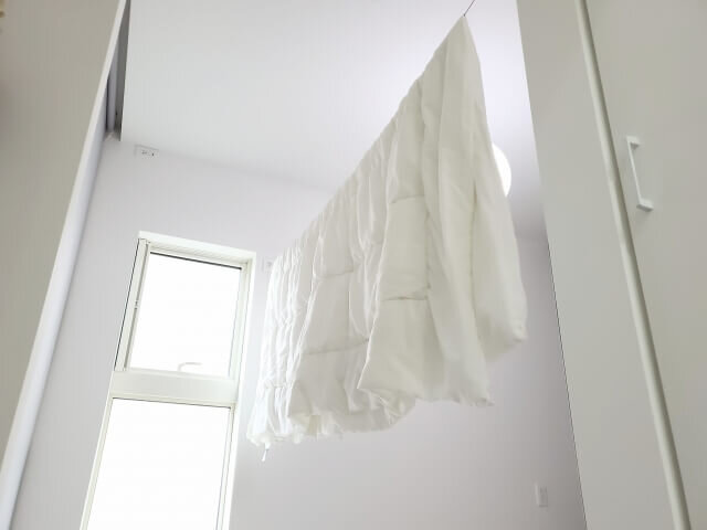 白い布団が干された部屋