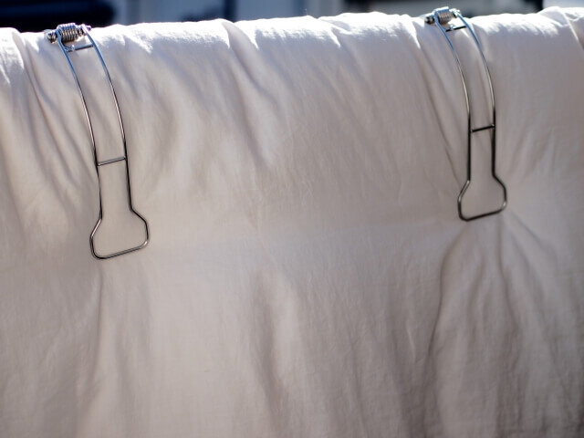 ベランダに干された布団