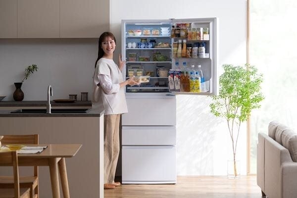 キッチンに設置された冷蔵庫を開ける女性