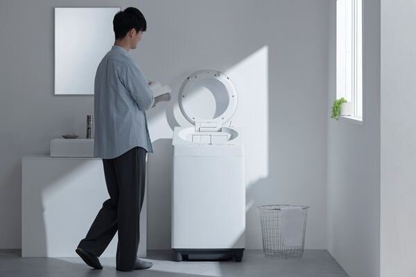 洗濯機を使用する男性