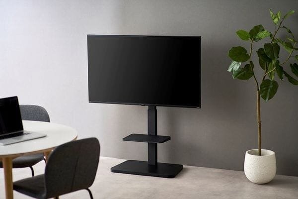 シックなリビングに設置されたスタンドテレビ台